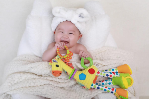 范县四个月宝宝揉眼睛